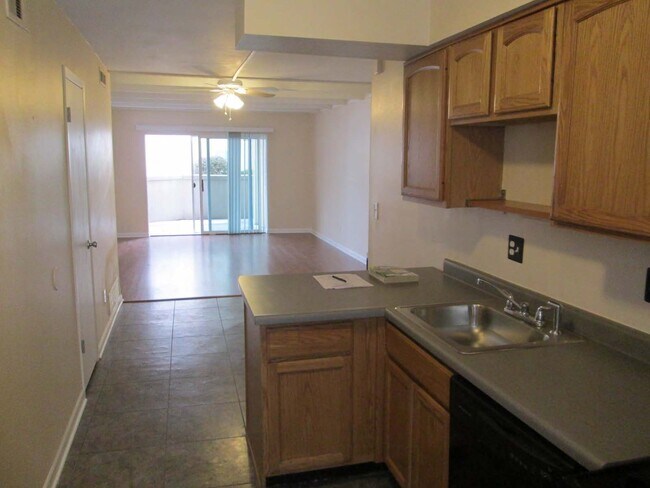 Cocina, salón y patio. - 3530 Parkmoor Village Dr