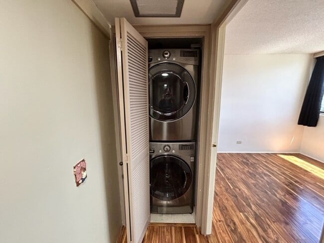 Building Photo - Beautiful & Convenient Punahou/Makiki 3-BR, 2-BA, 2-Parking