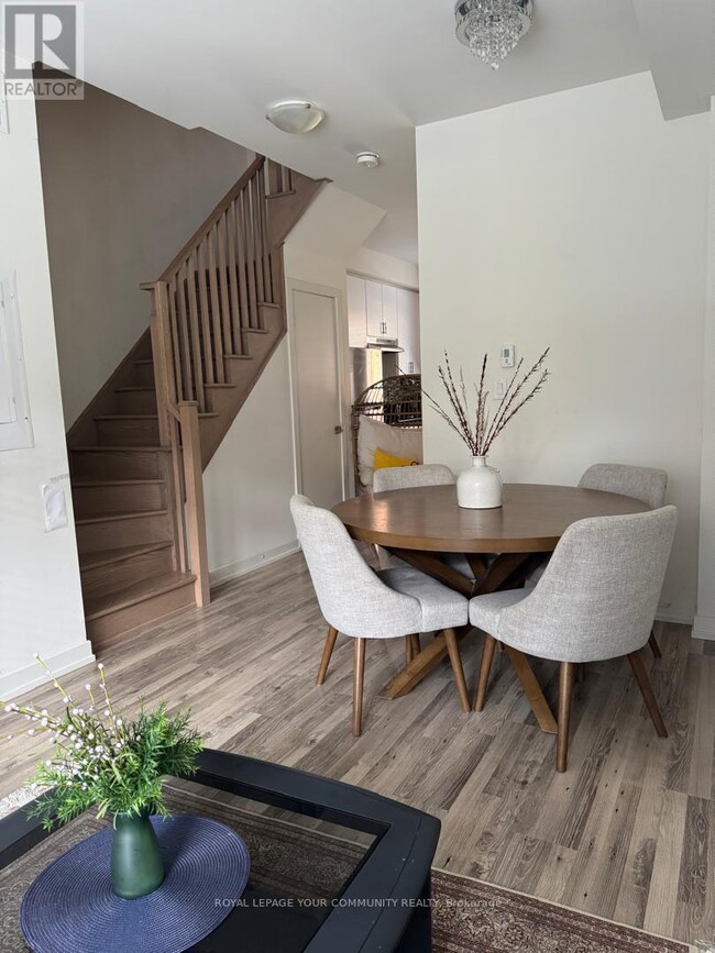 Photo du bâtiment - 370C-370C Red Maple Rd