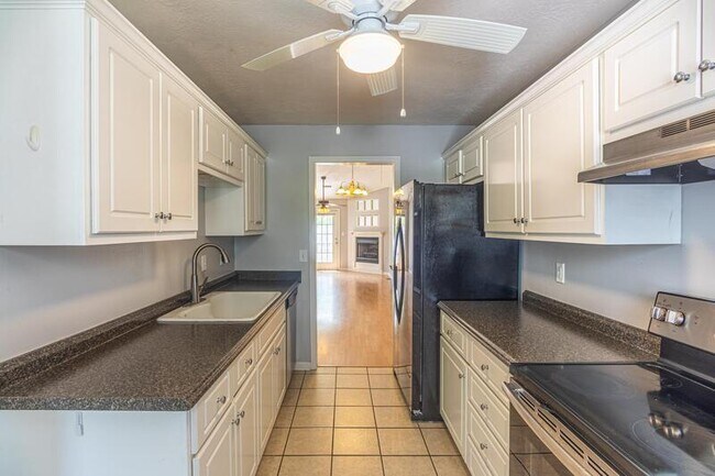 Building Photo - 120 Stonington Ln SW