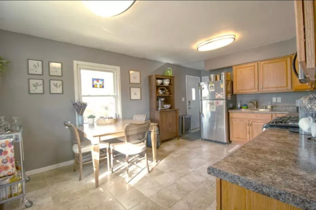 Sunny eat-in kitchen - 1032 Bonnie Brae Ln