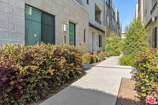 Building Photo - 2175 Crescent Walk
