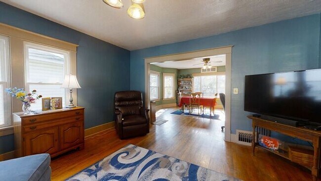 Foto del edificio - Spacious 3 bedroom with 2 enclosed porches...