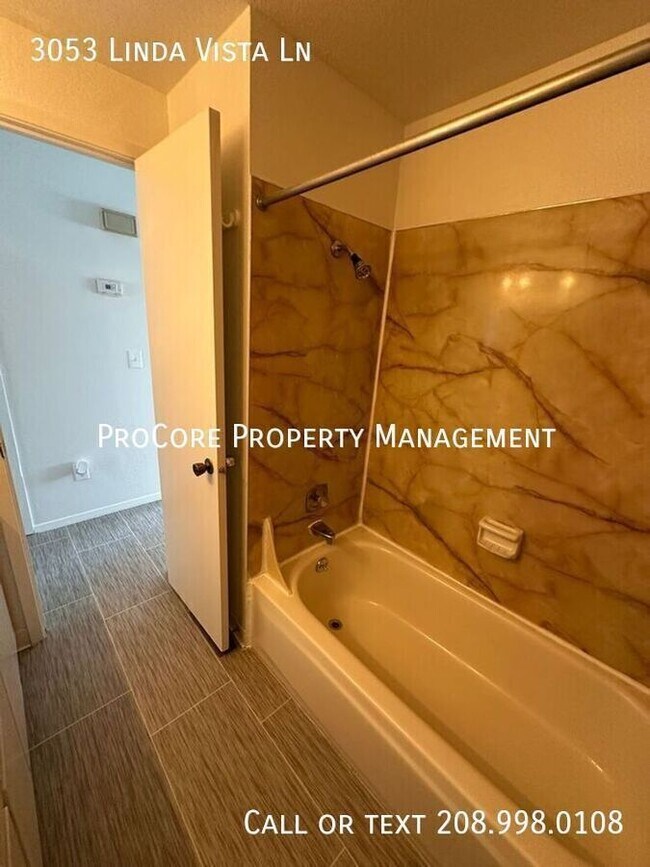 Foto del edificio - 2 bedroom, 1 car garage, covered back pati...