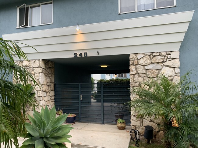 Building Photo - 540 San Vicente Blvd