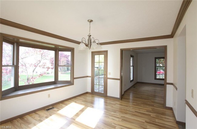 Building Photo - 3533 Parkview Dr