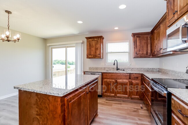Building Photo - 900 SW Chickadee Dr