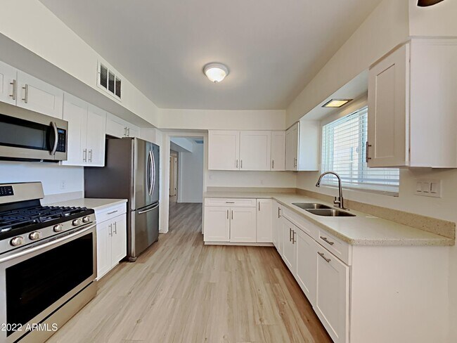Building Photo - 2431 W Shady Glen Ave