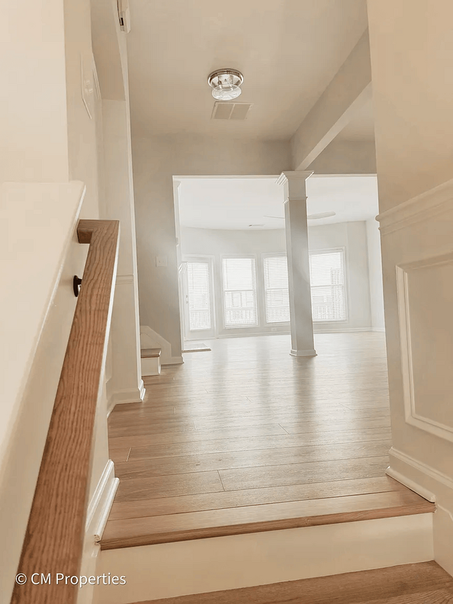 Split level entrance with 17 ft vault ceilings at entrance. - 3968 Boston Common St