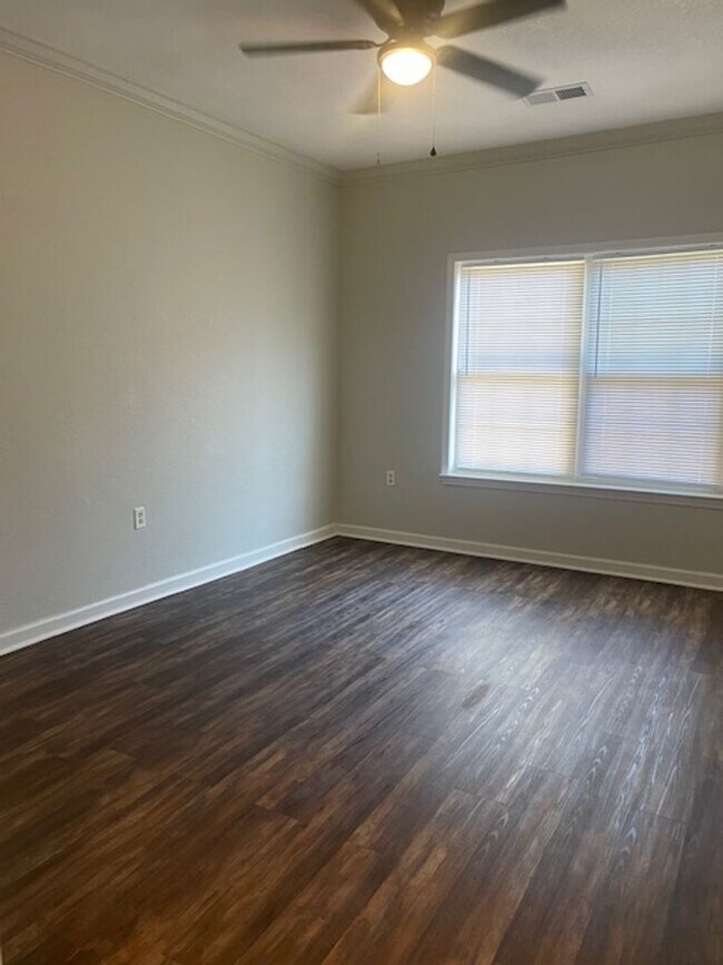 Building Photo - 3 Bedroom/2 Bath Home in Kingsport, TN $1650 with fenced-in yard & lawn care included!