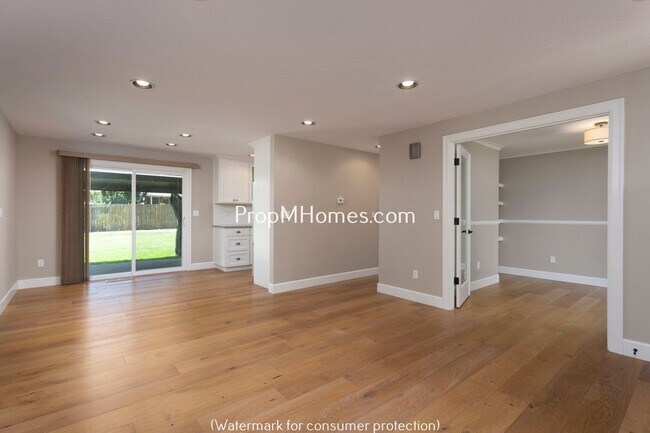 Building Photo - 6010 Fernbrook Cir