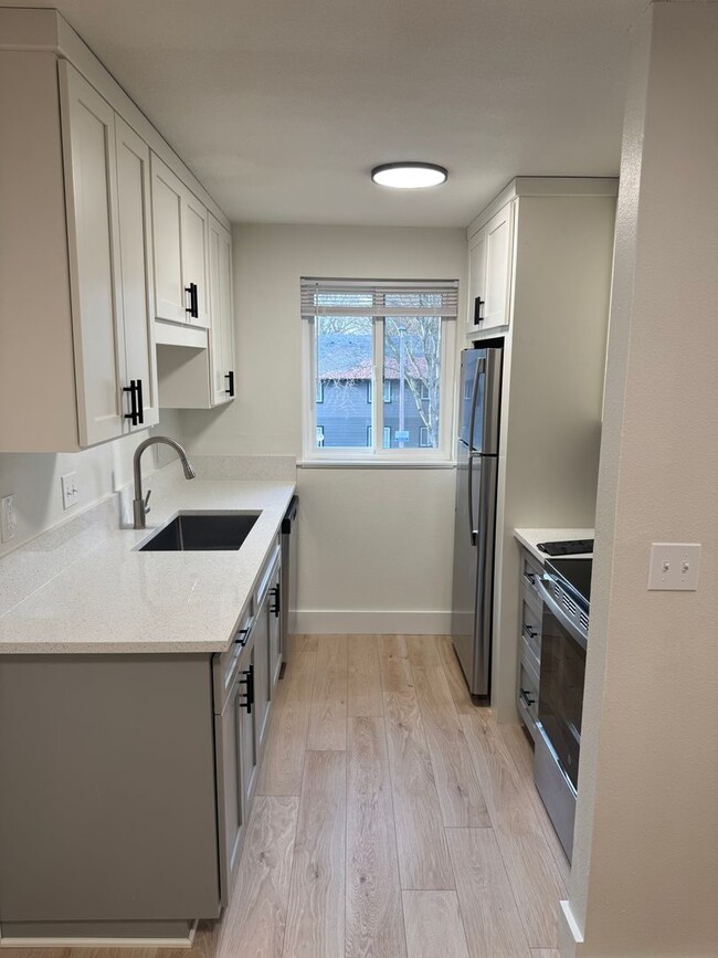 Building Photo - Remodeled Top Floor Condo in West Lake Vil...