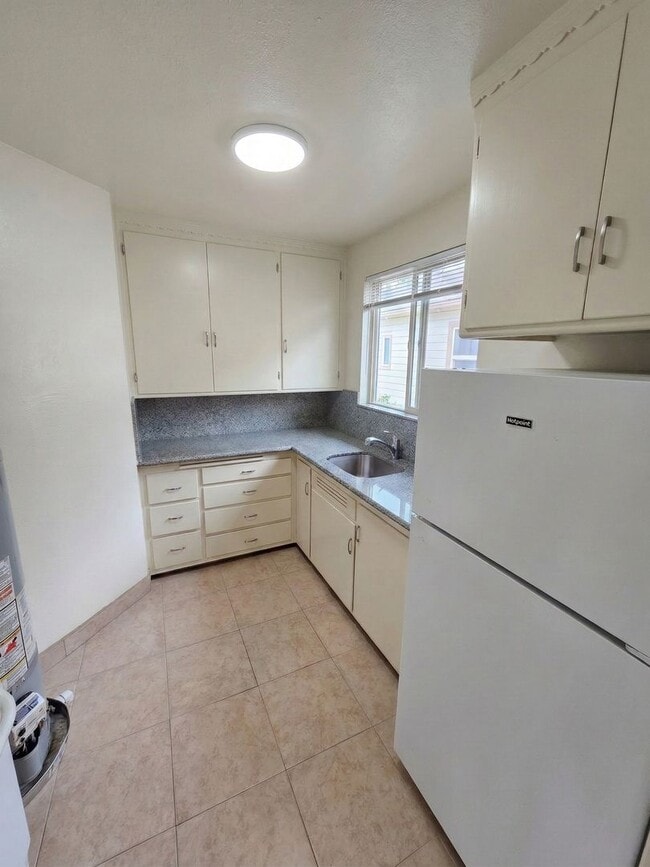 Building Photo - Recently Remodeled 1 Bedroom Duplex Unit Looking for a new tenant!