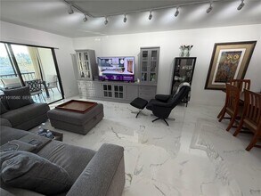 Building Photo - 7290 Kinghurst Dr