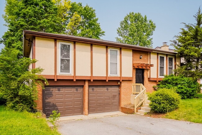 Building Photo - 713 Hubbard Rd