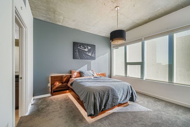 Building Photo - Elevated Downtown 2BDR Living | Mountain & City Views