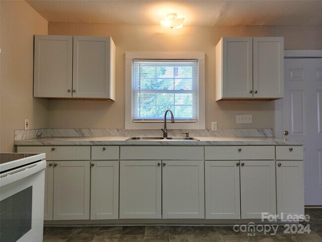 Building Photo - 1410 Central Dr