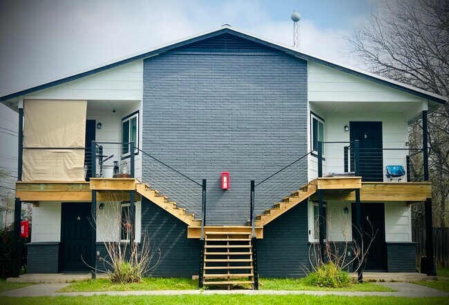 Building Photo - 1640 Post Rd