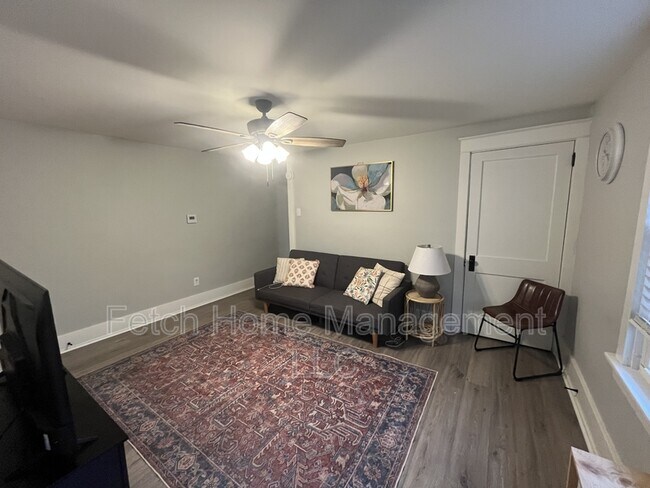 Foto del edificio - 834 W Main St