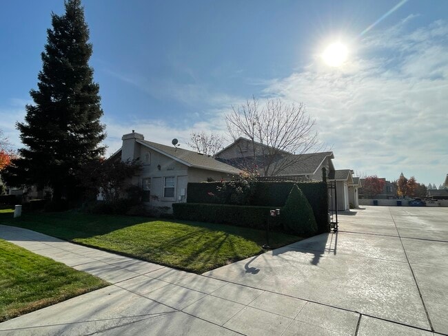 Building Photo - 1237 W Spruce Ave