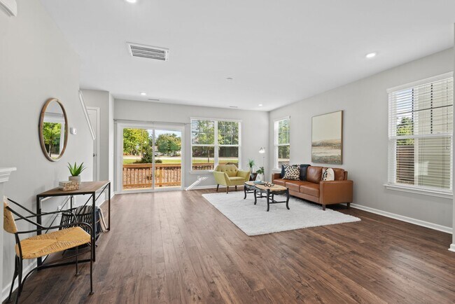 Foto del edificio - 1136 Commack Dr