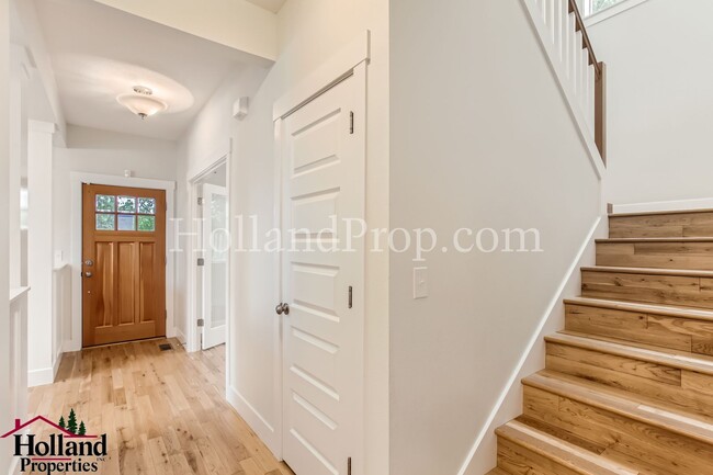 Building Photo - Charming  Home With Nice Location Availabl...