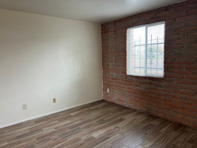 Building Photo - Spanish Gardens #301