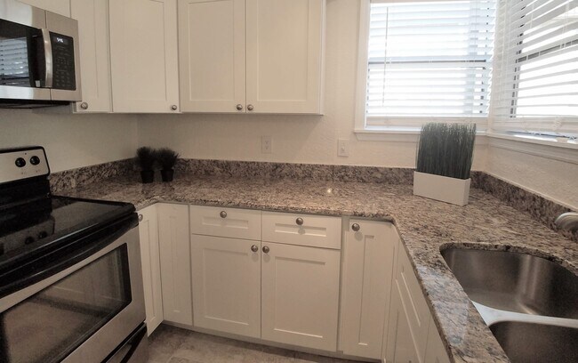 Foto del edificio - Beautiful  Remodeled First Floor 2/2 Condo...