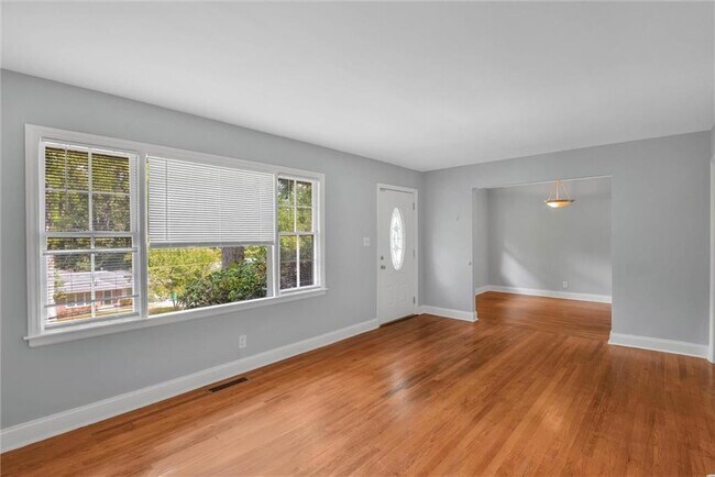 Foto del edificio - 1857 Fern Creek Ln NE
