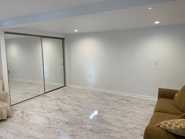 Foto del edificio - Inlaw Studio Apartment with Parking (ingleside / SFSU / CCSF)