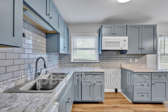 Building Photo - 204 Lake Drive Circle NE