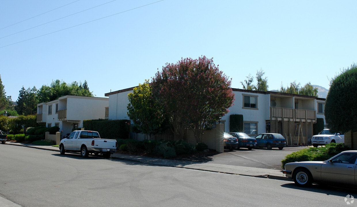 Primary Photo - Fairway Arms Apartments