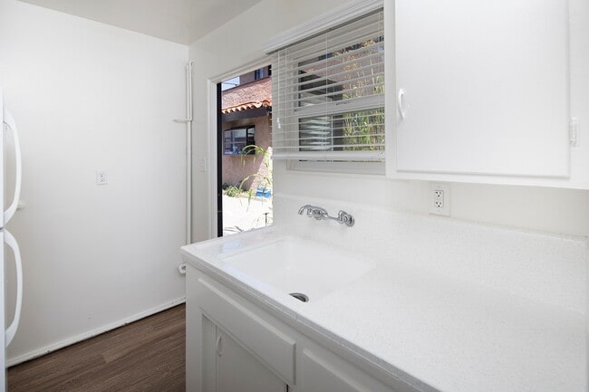 Building Photo - Pacific Beach/Bird Rock Cottage: 1 Bed/1 Bath Just Blocks from the Beach!