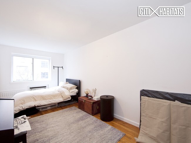 Building Photo - 422 E 10th St