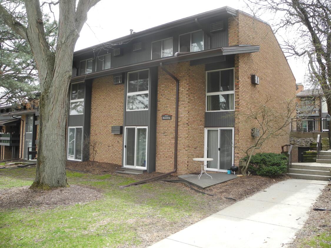 Primary Photo - 6243 Charing Cross Ln