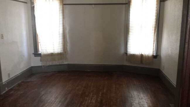 Building Photo - 1943 N 36th Street - 3 Bedroom Upper