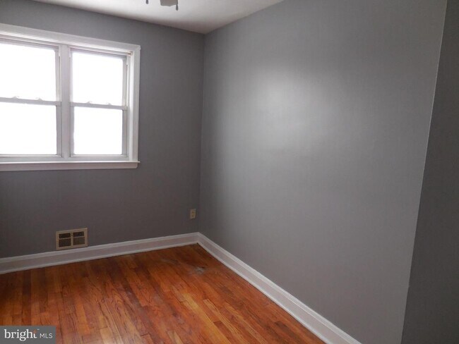 Foto del edificio - 7801 Hillsway Ave