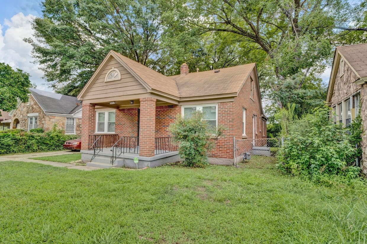 Recently Renovated Brick Home Located Minutes away from Memphis International Airport! - Recently Renovated Brick Home Located Minutes away from Memphis International Airport!