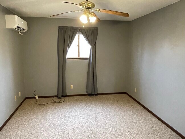 Bedroom 1 - 105 N Lear St