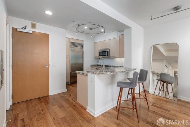 Building Photo - 425 1st St