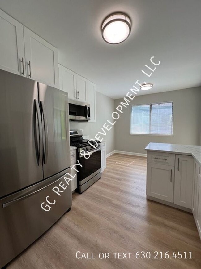 Building Photo - 403 Pinetree Ln