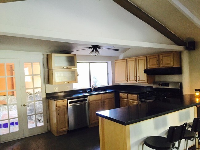 Foto del edificio - 632 N Topanga Canyon Blvd