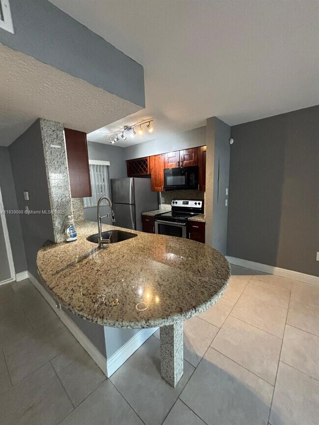 Foto del edificio - 2861 N Oakland Forest Dr