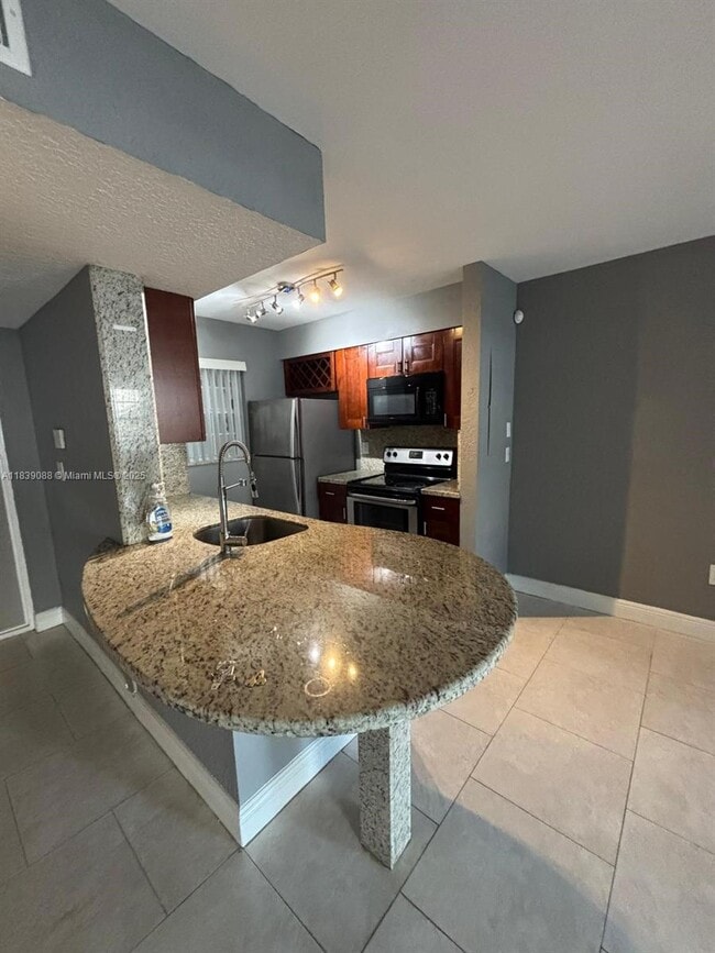 Building Photo - 2861 N Oakland Forest Dr