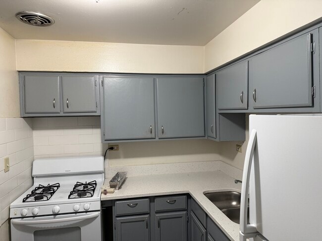 Building Photo - 844 College Blvd