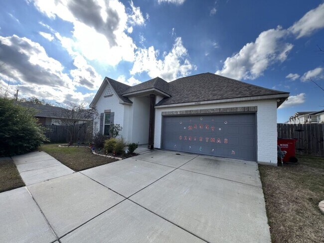 Foto del edificio - Partially Furnished Home on Sterling Oaks Dr. with Premium Features