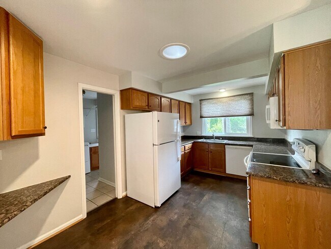 Foto del edificio - GORGEOUS AND SPACIOUS, 3 BED/2BATH RANCH HOME, BIRMINGHAM SCHOOLS-----DARTMOOR