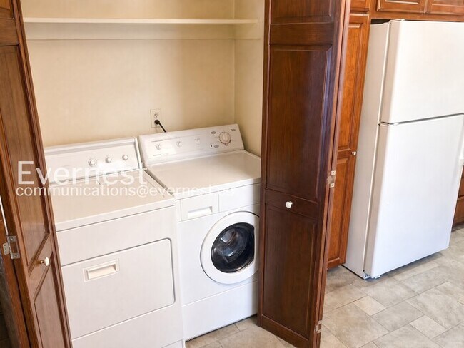 Foto del edificio - 2 Bed/2.5 Bath Town Home with Garage / Available Soon!