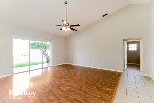 Foto del edificio - 6747 HartsWorth Dr