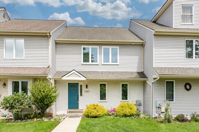 Foto del edificio - 403 Pinebrooke Cir
